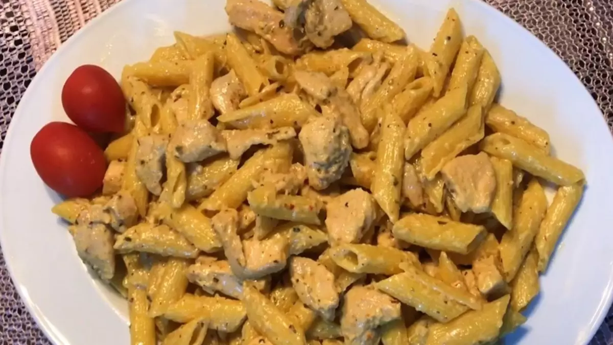 Köri Soslu Tavuklu Makarna